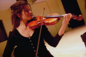 Ensemble Vivant violinst Erica Beston (from 2005 to 2013) performing with EV at York University noon-hour recital in fall 2008