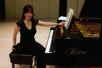 Ensemble Vivant pianist/artistic director Catherine Wilson performing with EV at York University for the university’s noon-hour recital series at Accolades East, York campus, Fall 2008